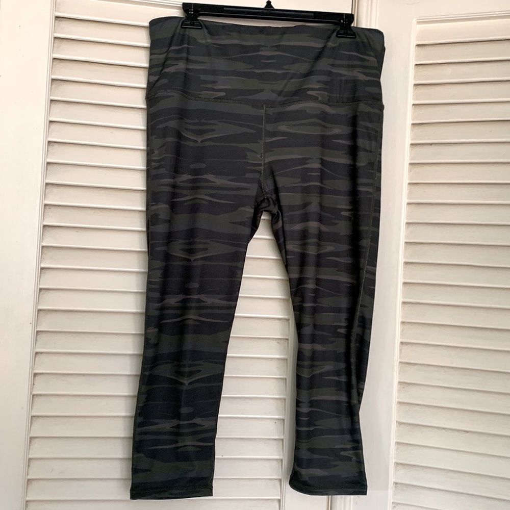 Camouflage Tena Athletics green exercise capri. 1X NWOT